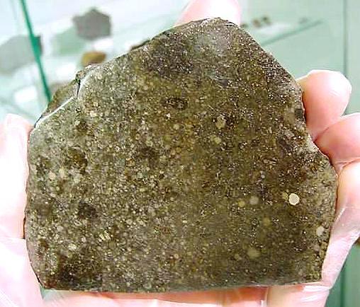 Каменный метеорит.